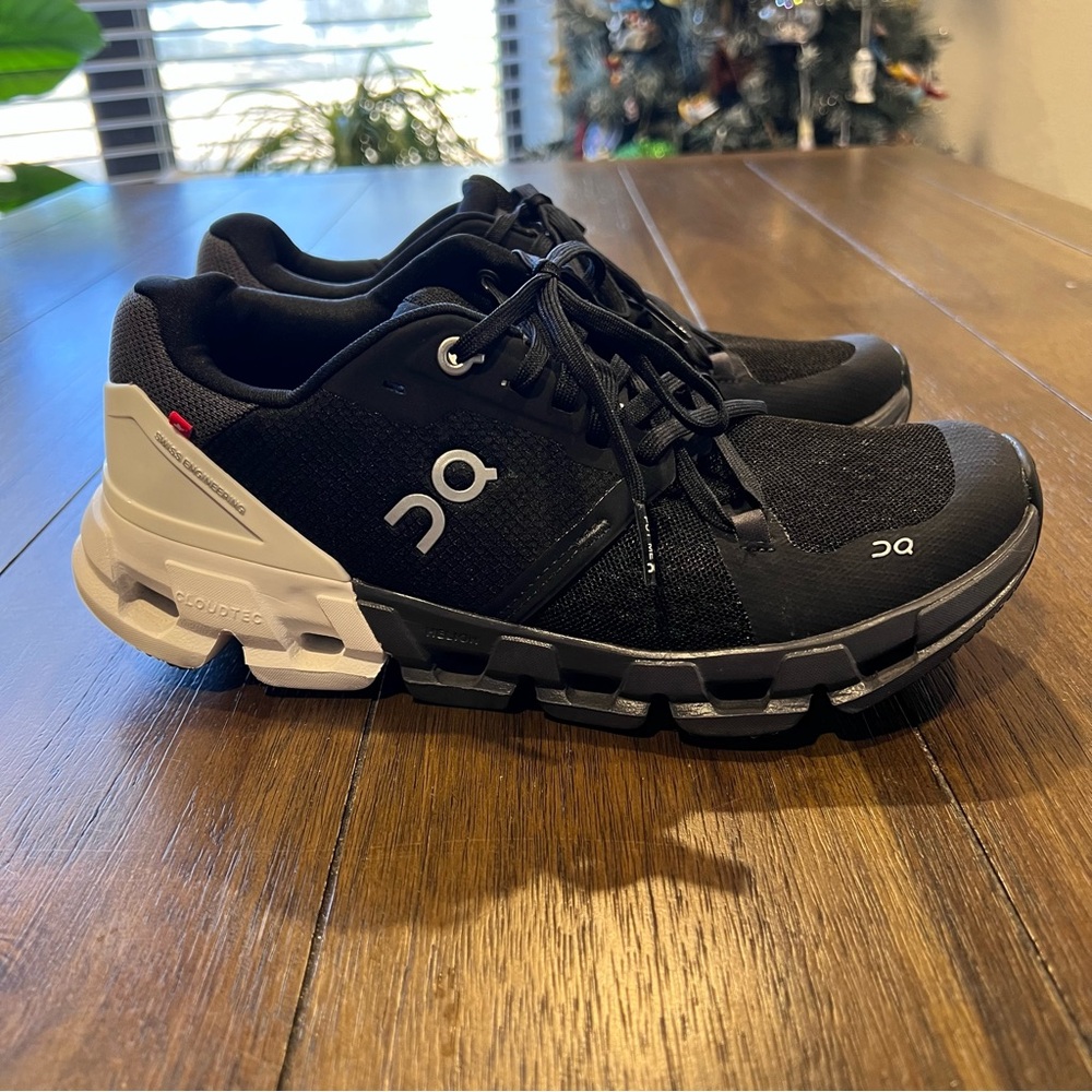 On Cloudflyer 4 Running Shoes | Black | Women's 8 - Picture 3 of 10